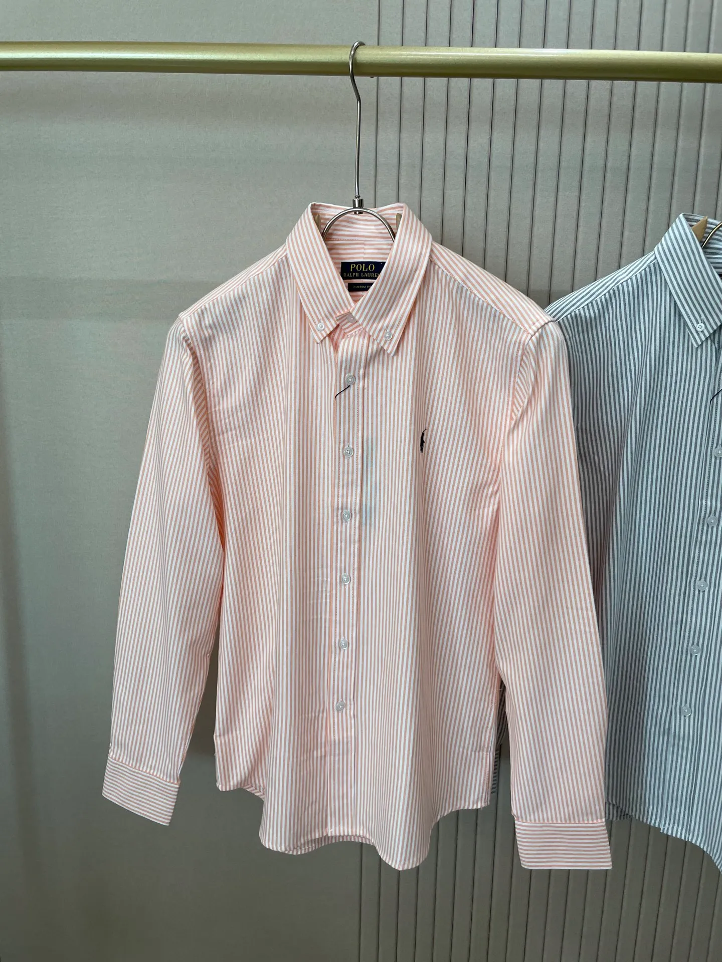 P220 🌸🌸🌸 POLO Ralph Lauren [High Quality] Classic shirt! The classic casual shirt made of pure cotton Oxford cloth has a unique design. It has a simple, clean and classic silhouette design. It is a versatile style that can be switched at will. The fabric feels soft and delicate, highly breathable, and is close to the skin and comfortable to wear. It can be worn alone as an inner layer. Its versatile performance is beyond your imagination! The upper body of the ready-to-wear is simple and classic yet elegant! Size:M-XXL